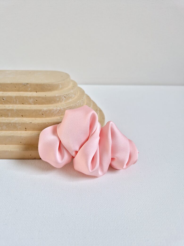 Rožinis segtukas plaukams 