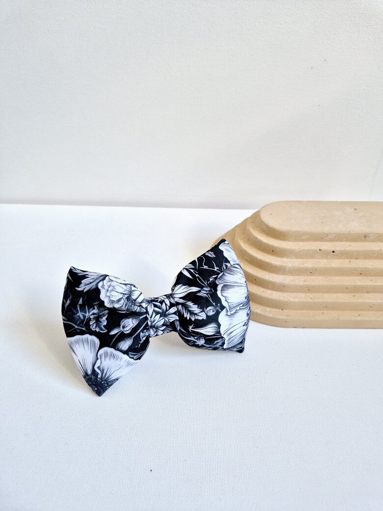 Juodas gėlėtas kaspinas 